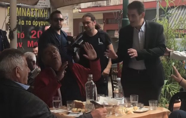 Κάτοικοι αποδοκιμάζουν τον υποψήφιο του ΣΥΡΙΖΑ Χρήστο Γιαννούλη στα Γιαννιτσά