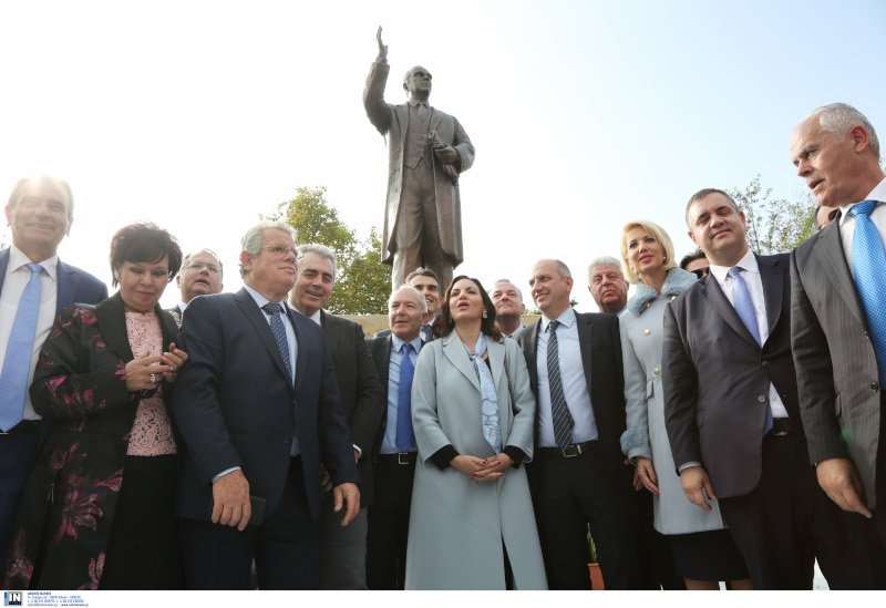 Ανδριάντας Κωνσταντίνου Καραμανλή