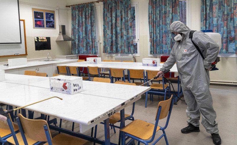 Απολύμανση σε σχολική μονάδα λόγω της πανδημίας του κορωνοϊού