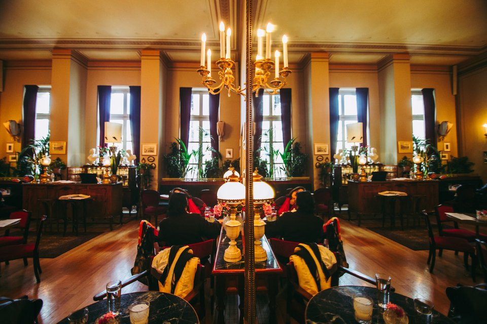 Ο καθρέφτης του Foyer Café Bistrot