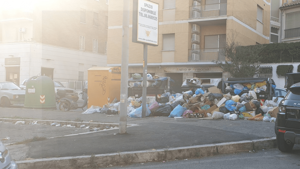 Σκουπίδια στους δρόμους της πόλης