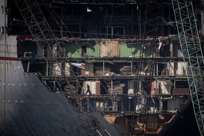 Εργάτες απογυμνώνουν το κρουαζιερόπλοιο