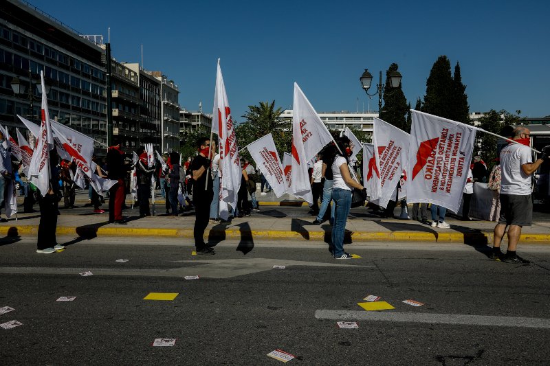 Διαδηλωτές τηρώντας τις αποστάσεις ασφαλείας στο Σύνταγμα