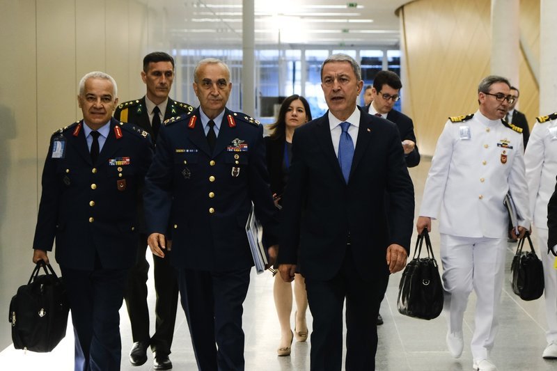 Ο Χουλουσί Ακάρ προσέρχεται στη συνάντηση με Αποστολάκη