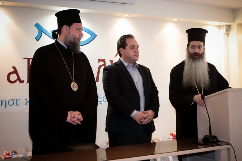 Ο Πρωτοσύγκελλος της Ιεράς Αρχιεπισκοπής Αθηνών Επίσκοπος Θεσπιών Συμεών, ο πρόεδρος της «Αποστολής» Κωστής Δήμτσας και ο Μητροπολίτης Νέας Ιωνίας και Φιλαδελφείας Γαβριήλ