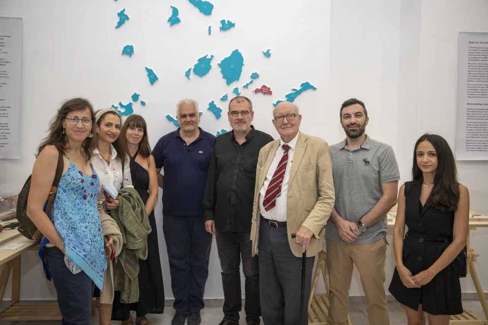 Οι δημοσιογράφοι που συμμετείχαν στην αποστολή με τον Εφορο Αρχαιοτήτων Κυκλάδων Δημήτρη Αθανασούλη και τους αρχαιολόγους Μάικλ Μπόιντ και Κόλιν Ρένφριου