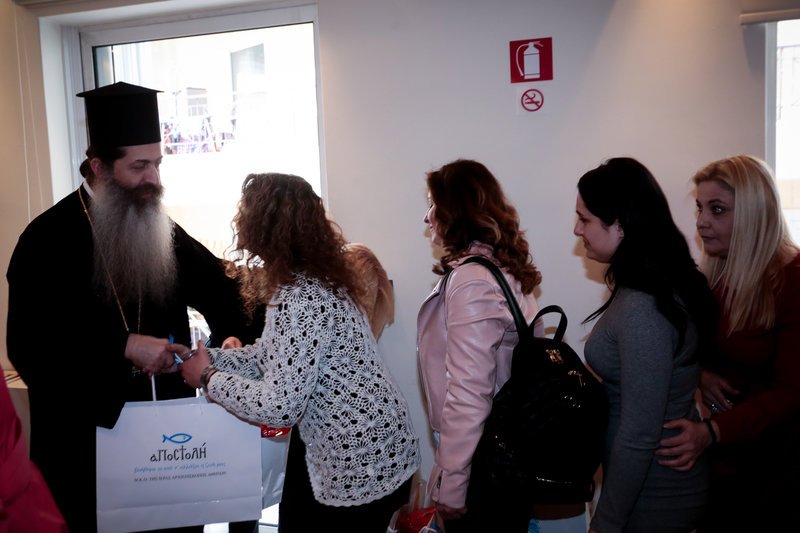 Ο Μητροπολίτης Νέας Ιωνίας και Φιλαδελφείας Γαβριήλ μοιράζει δώρα στο προσωπικό της «ΑΠΟΣΤΟΛΗΣ»
