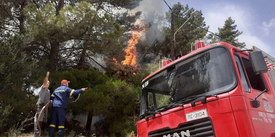 Πυροσβέστες παλεύουν με τη φωτιά στο Αργάσι Ζακύνθου