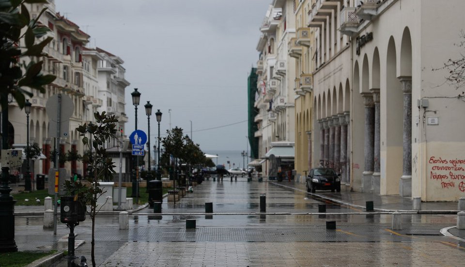 Μόνο η βροχή κατάφερε να αδειάσει την πόλη της Θεσσαλονίκης την Κυριακή