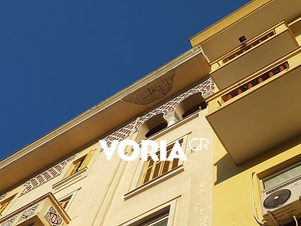 Οι σοβάδες που έπεσαν από το αέτωμα του κτιρίου στη Θεσσαλονίκη.