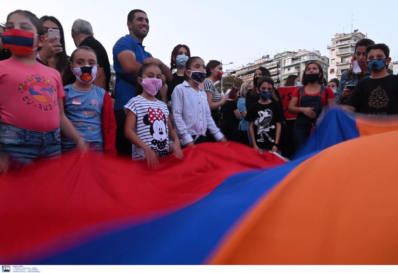 Παιδιά κυματίζουν σημαία της Αρμενίας