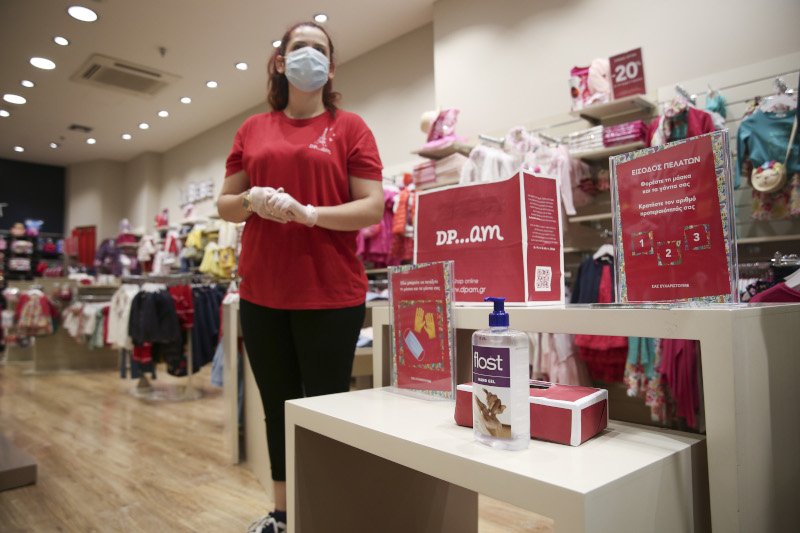 άρση μέτρων εμπορικά κέντρα εργαζόμενη με μάσκα