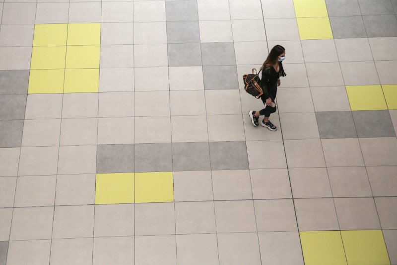 άρση μέτρων εμπορικά κέντρα γυναίκα με μάσκα