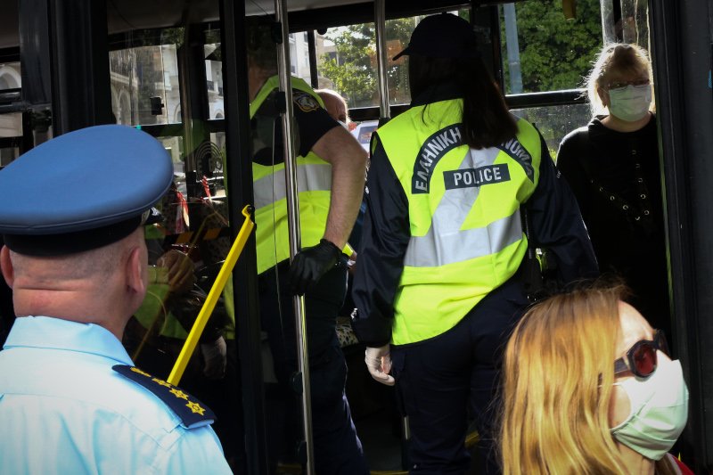 Aστυνομικοί βρίσκονται σε στάσεις λεωφορείων και επιβλέπουν εάν οι επιβάτες τηρούν τις αποστάσεις © EUROKINISSI/ ΜΠΟΝΗΣ ΧΡΗΣΤΟΣ