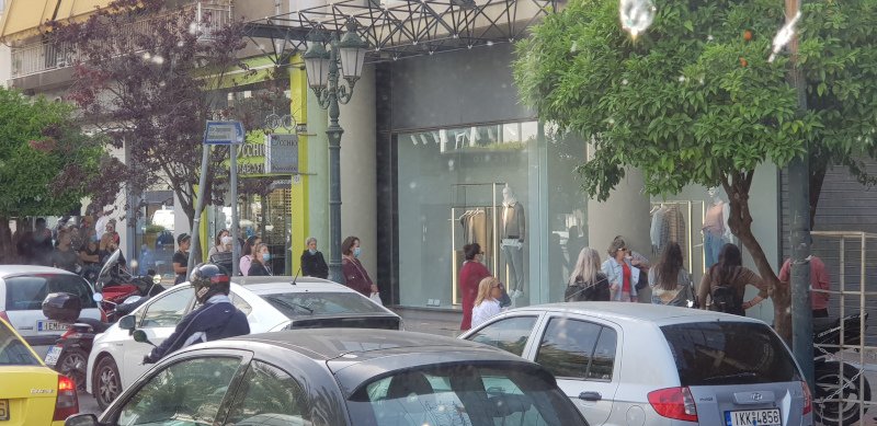 άρση μέτρων ουρά έξω από τα Zara Καλλιθέας