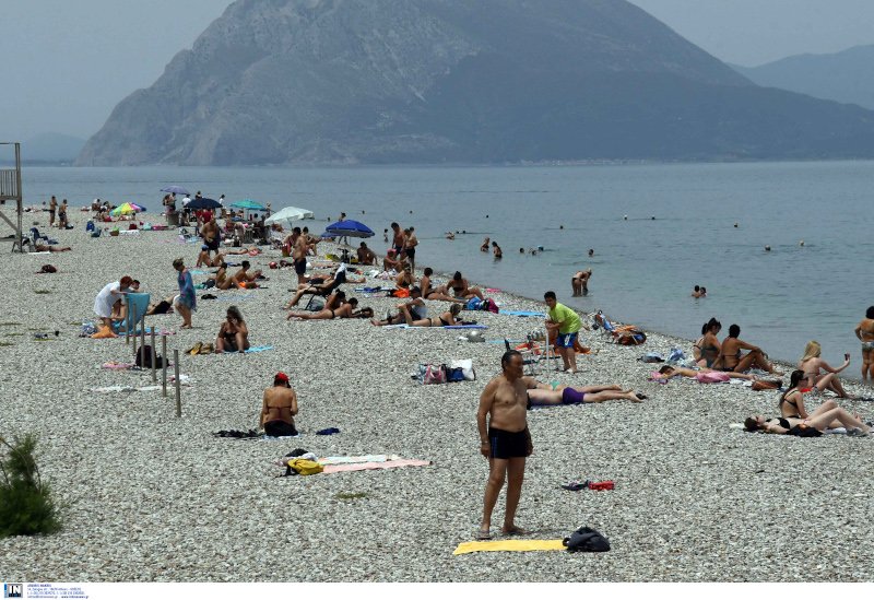 άρση μέτρων λουόμενοι σε παραλία της Πάτρας