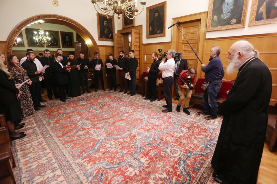 Χριστουγεννιάτικα παραδοσιακά τραγούδια και κάλαντα στον Αρχιεπίσκοπο Ιερώνυμο
