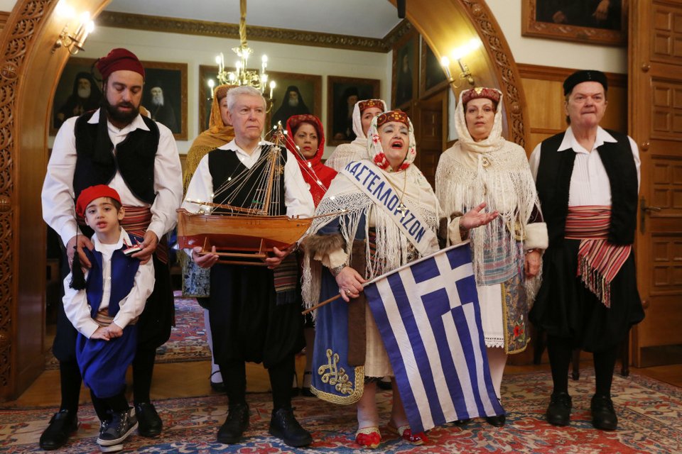 Χριστουγεννιάτικα παραδοσιακά τραγούδια και κάλαντα στον Αρχιεπίσκοπο Ιερώνυμο