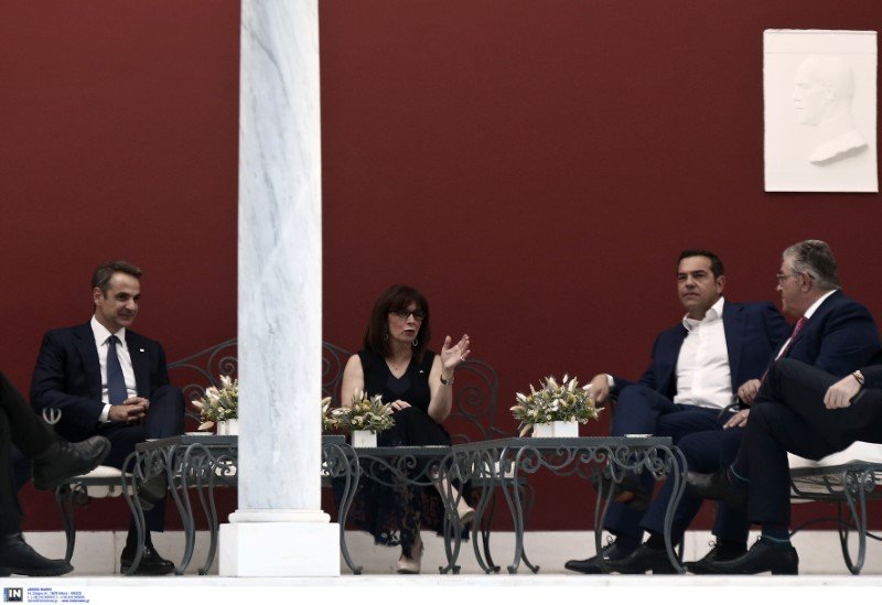 Η ΠτΔ και οι πολιτικοί αρχηγοί στο κιόσκι του Προεδρικού / Φωτογραφία: Intimenews/ΤΖΑΜΑΡΟΣ ΠΑΝΑΓΙΩΤΗΣ