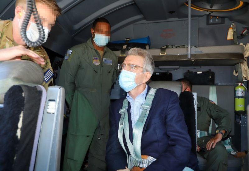 ο Πρέσβης των ΗΠΑ στην Ελλάδα Τζέφρι Πάιατ στο πολεμικό αεροσκάφος