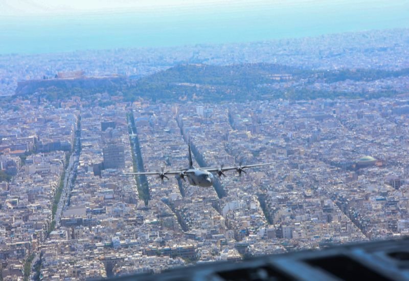 Ενα από τα αεροσκάφη που συμμετείχαν στην άσκηση πετάει πάνω από την Αθήνα