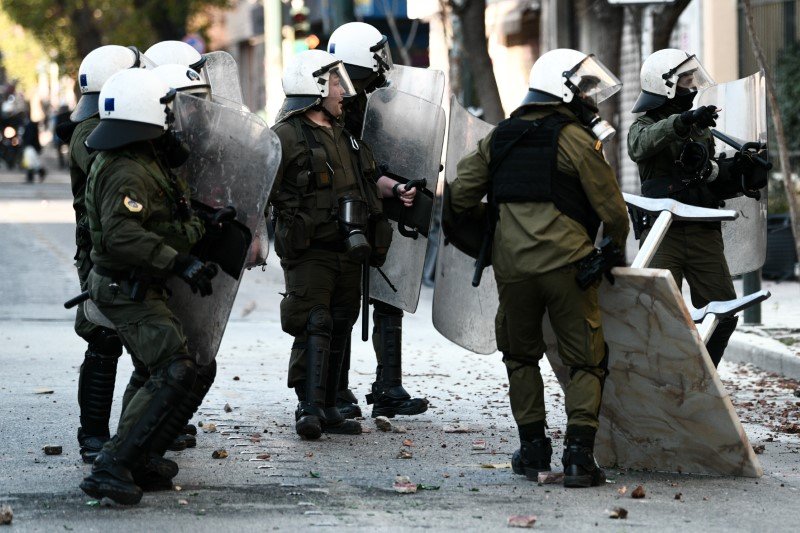 Ενταση στην ΑΣΟΕΕ: Τα ΜΑΤ μπήκαν στο προαύλιο της σχολής -Τρεις προσαγωγές