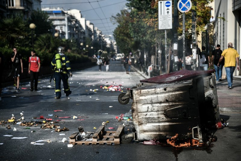Καμμένος κάδος από τα επεισόδια που σημειώθηκαν στην ΑΣΟΕΕ