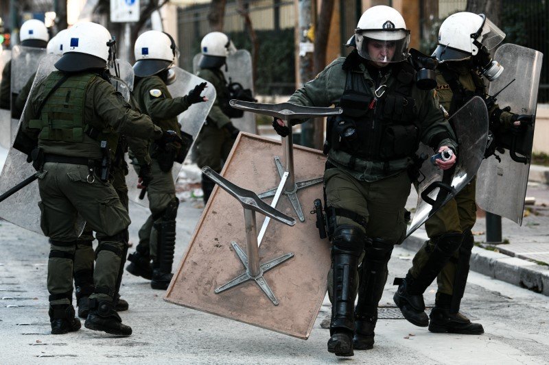 Ενταση στην ΑΣΟΕΕ: Τα ΜΑΤ μπήκαν στο προαύλιο της σχολής -Τρεις προσαγωγές