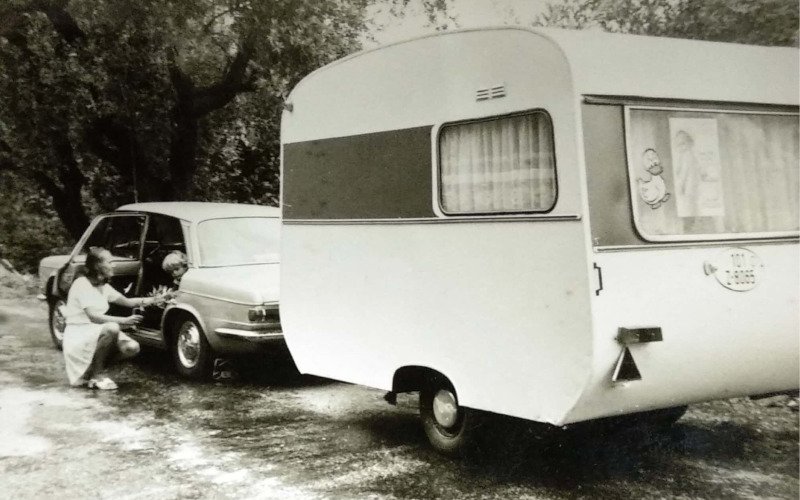 ασπρόμαυρη φωτογραφία αυτοκίνητο με τροχόσπιτο