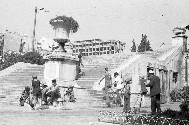 Πλανόδιος φωτογράφος στα σκαλιά της πλατείας Συντάγματος στο κέντρο της Αθήνας