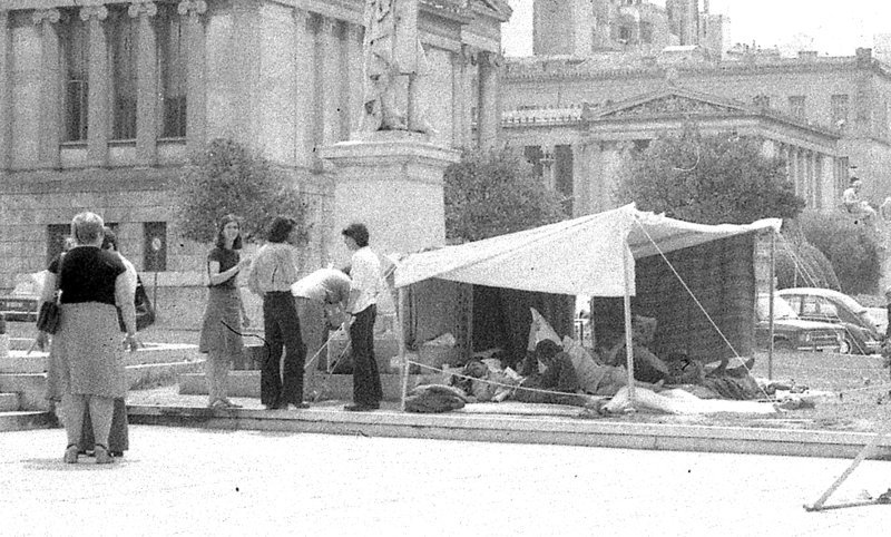Νεαροί κάνουν απεργία πείνας στα Προπύλαια