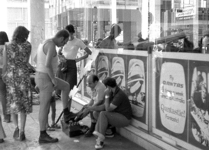 Λουστραδόρος σε στοά της πλατείας Ομονοίας σε ασπρόμαυρη φωτογραφία από το 1970