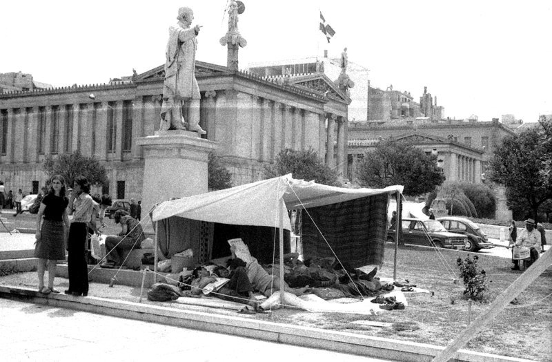 Κάτω από την τέντα, οι νεαροί παρέμεναν για πέμπτη μέρα σε απεργία πείνας / ΑΡΧΕΙΟ Μ.Νταλούκα, Αύγουστος 1976