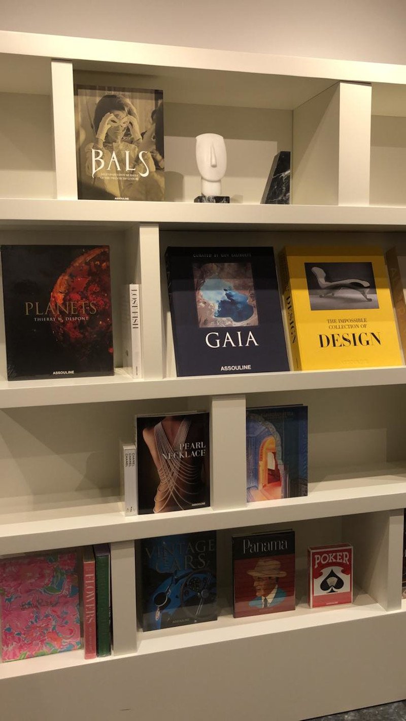 Λευκώματα και συλλεκτικές εκδόσεις του οίκου τοποθετούνται στον χώρο και διατίθενται για πώληση
