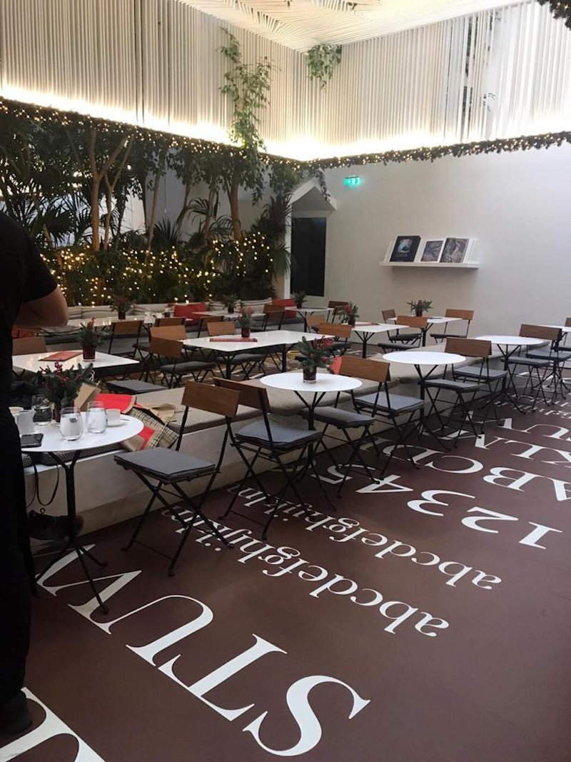 Το χαρακτηριστικό πάτωμα του Maison Assouline στο καφέ του Μουσείου Κυκλαδικής Τέχνης