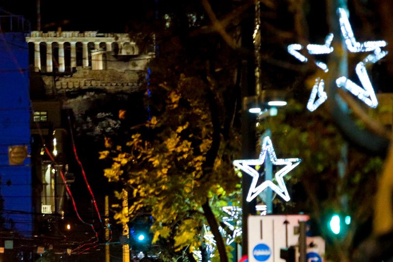 Χριστουγεννιάτικα αστέρια με φόντο τη φωτισμένη Ακρόπολη