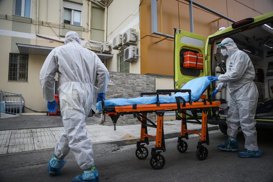 Ειδικά εξοπλισμένο ασθενοφόρο του ΕΚΑΒ μετέβη στην κλινική «Ταξιάρχαι» το μεσημέρι της Πέμπτης