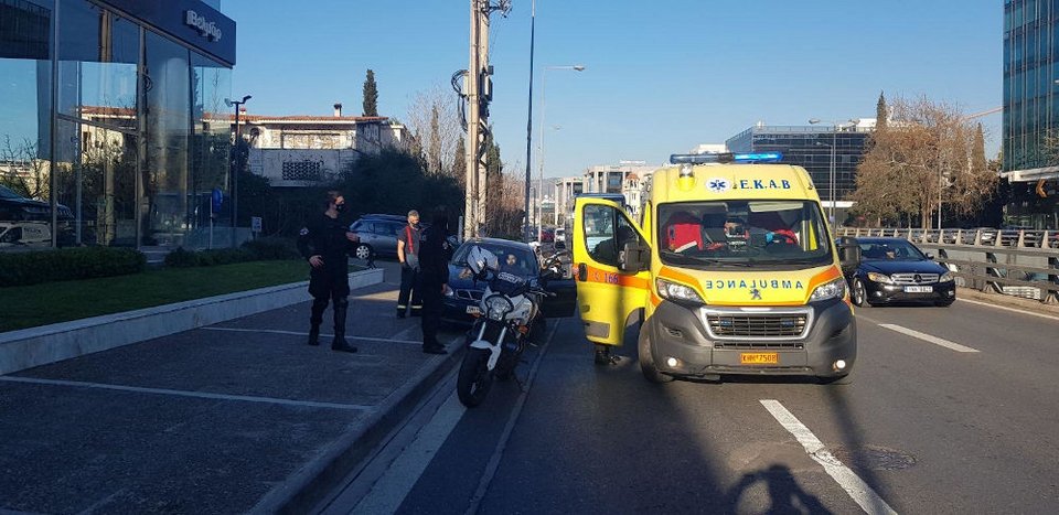 Ασθενοφόρο στο σημείο όπου γέννησε η γυναίκα στη Λεωφόρο Κηφισίας