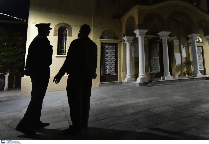 Αστυνομία έξω από την εκκλησία στο Κουκάκι/ Φωτογραφίες: INTIME NEWS