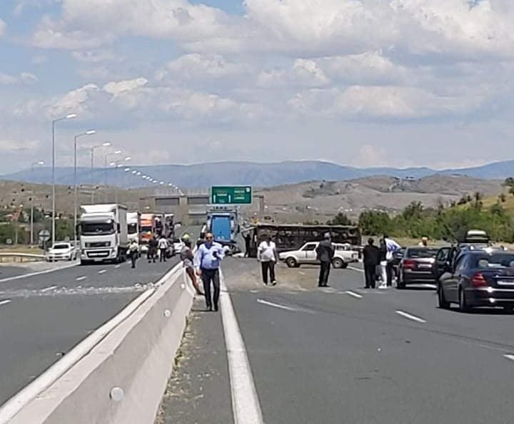 Αστυνομικοί και οδηγοί στο σημείο του τροχαίου με τη νταλίκα στην Κοζάνη