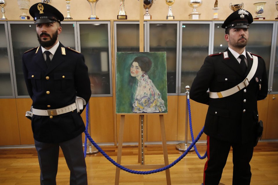 Άνθρωποι της ασφάλειας στο μουσείο της Πιατσέντσα μπροστά από τον διάσημο πίνακα που χάθηκε το 1997