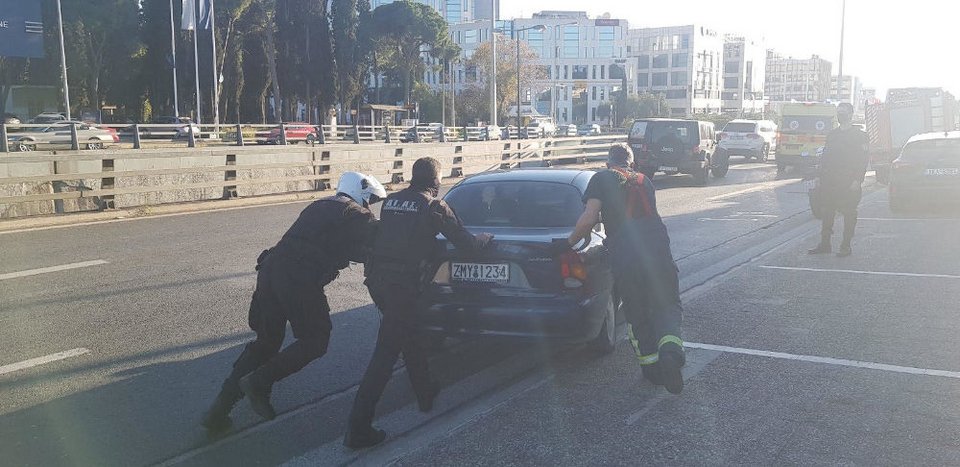 Άνδρες της αστυνομίας στη Λεωφόρο Κηφισίας
