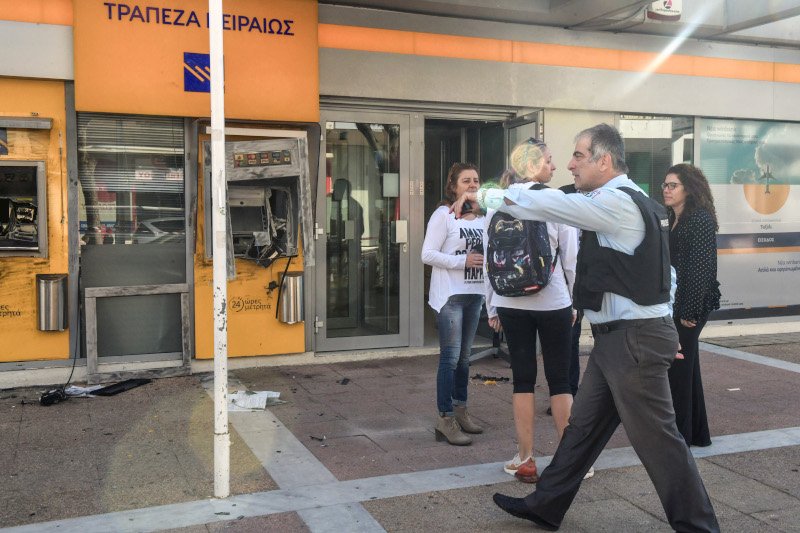 Οι δράστες, σύμφωνα με τις πληροφορίες, δεν κατάφεραν να πάρουν τις κασετίνες