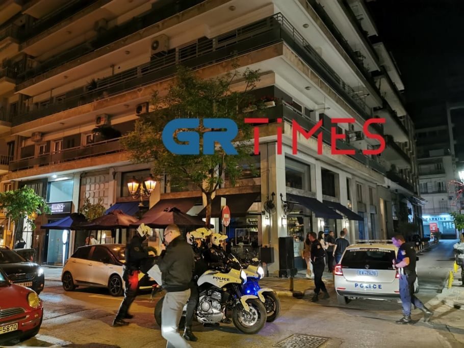 Αστυνομικοί έξω από μπαρ στο κέντρο της Θεσσαλονίκης