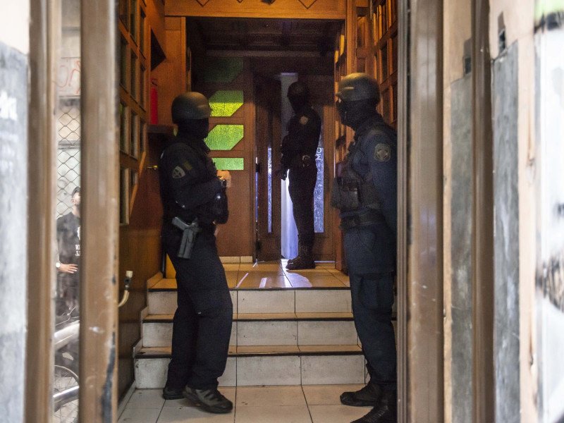 Αστυνομικοί στην είσοδο του υπό κατάληψη ξενοδοχείου στο κέντρο της Αθήνας
