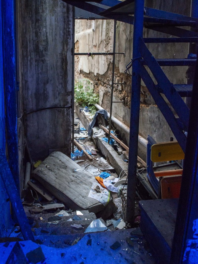 Σκουπίδια και χαλάσματα στο κτίριο στην Ερεσού