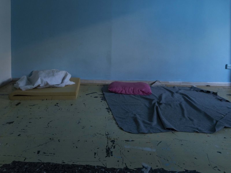 Κουβέρτες και στρώματα στο πάτωμα