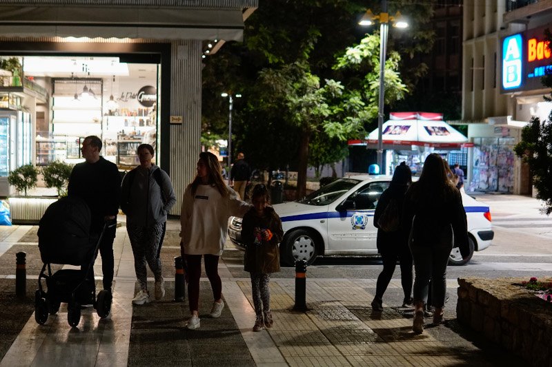 Περιπολικό της ΕΛΑΣ και πολίτες απόψε στη Νέα Σμύρνη
