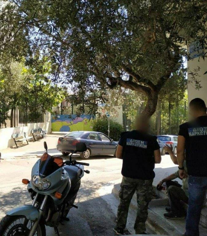 Ανδρες έξω από σχολεία έκαναν ελέγχους για ναρκωτικά