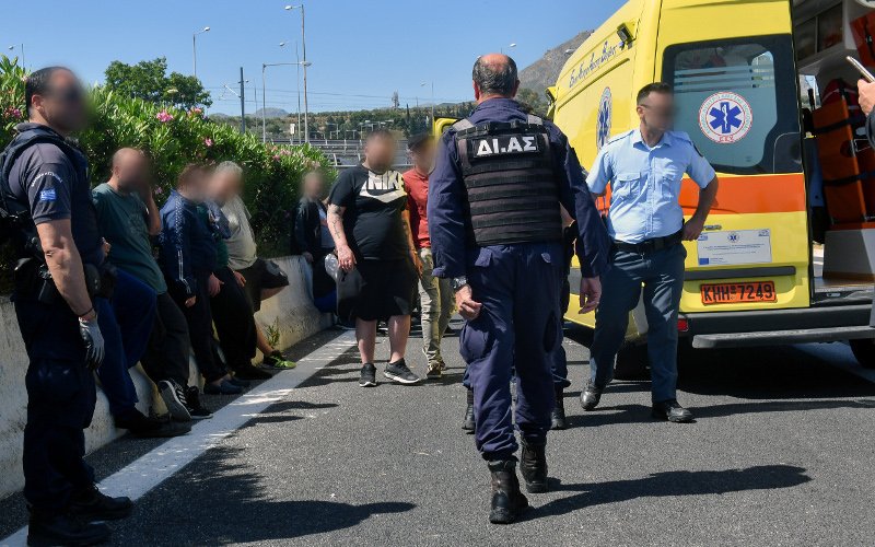 Αστυνομικοί και κρατούμενοι τραυματίες με το ασθενοφόρο